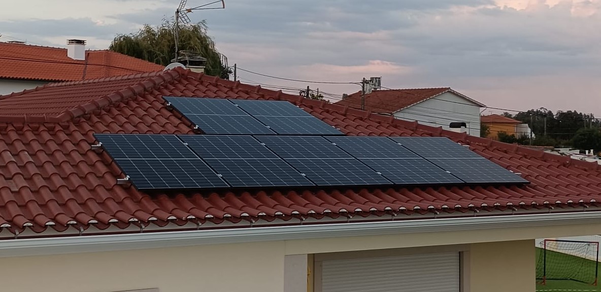 Painéis fotovoltaicos instalados em telhado residencial